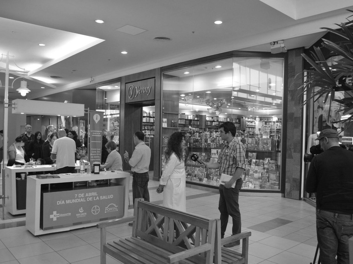 Puesto de San Agustín en un centro comercial por el Día Mundial de la Salud